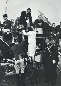 171146 Afbeelding van het vertrek van de gasten per diligence naar het cultureel centrum De Nobelaer te Etten-Leur na ...